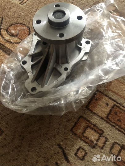 Помпа на Тойота авенсис 2004