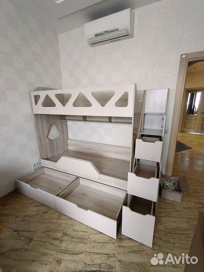 Кровать для подростка с выдвижными ящиками