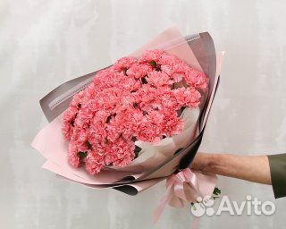 Букет из 35 розовых гвоздик в стильной упаковке