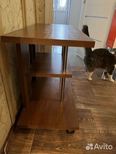 Продаю тумбу под телевизор - стол на колесах