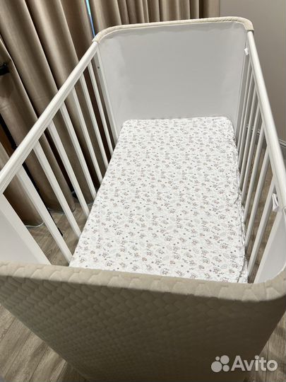 Детская кроватка новая, стоит ребенок не спал