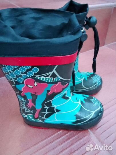 Детские резиновые сапоги и кроссовки много