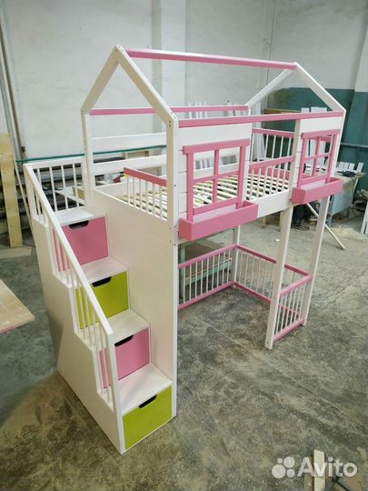 Кровать чердак домик с лестницей комодом