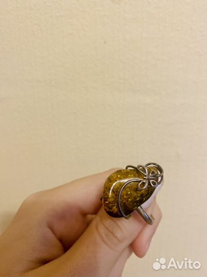 Серебряное кольцо с янтарем