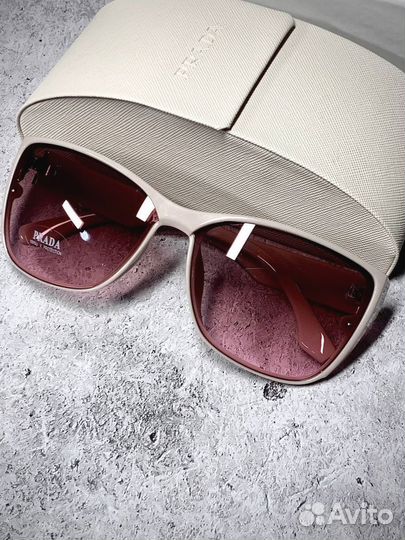 Очки Prada солнцезащитные