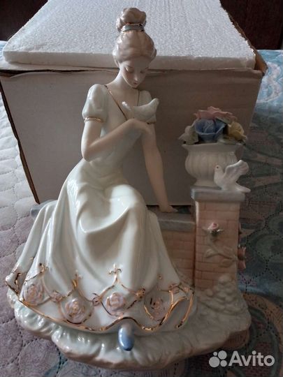 Фарфоровая Статуэтка 
