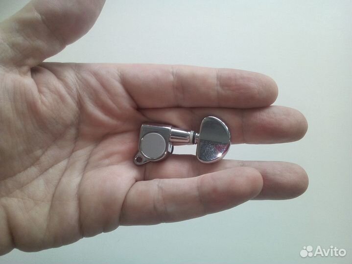 Колок гитарный полумесяцем, хром, новый