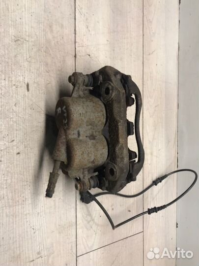 Тормозной суппорт передний правый Mercedes Vito