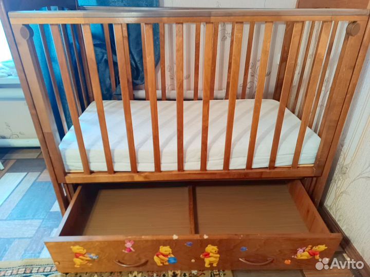 Детская кроватка с маятником