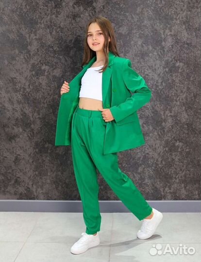 Костюм брючный новый 46