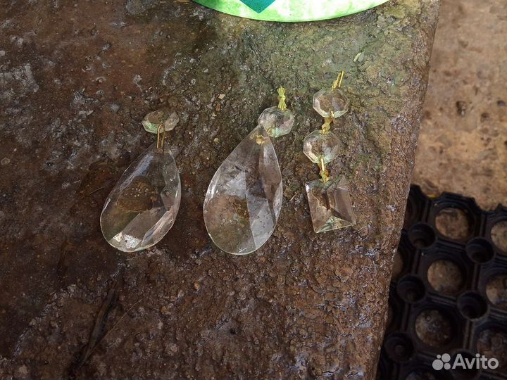 Подвесы стеклянные с люстры много