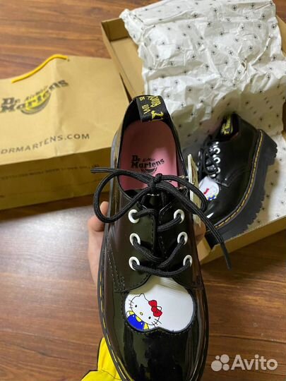 DR Martens x Hello Kitty 37-41