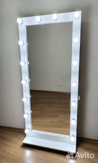 Гримерное зеркало с лампочками