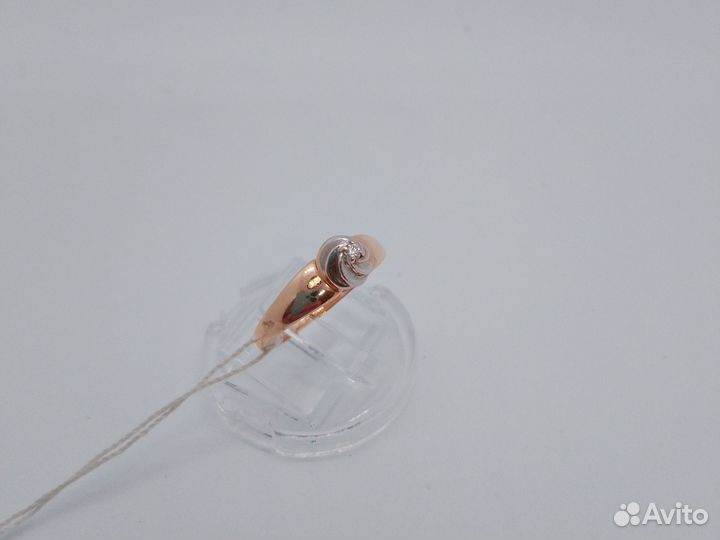 Золотое кольцо с бриллиантом