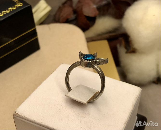 Кольцо с ярко- голубым кристаллом серебряный тон