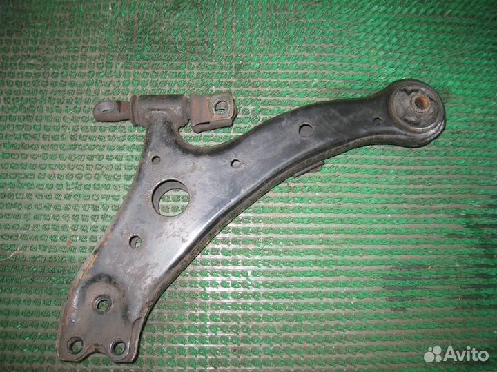 Рычаг передний правый нижний Lexus RX300 (MCU35)