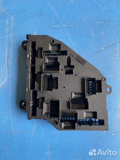 Блок предохранителей багажника на BMW F10