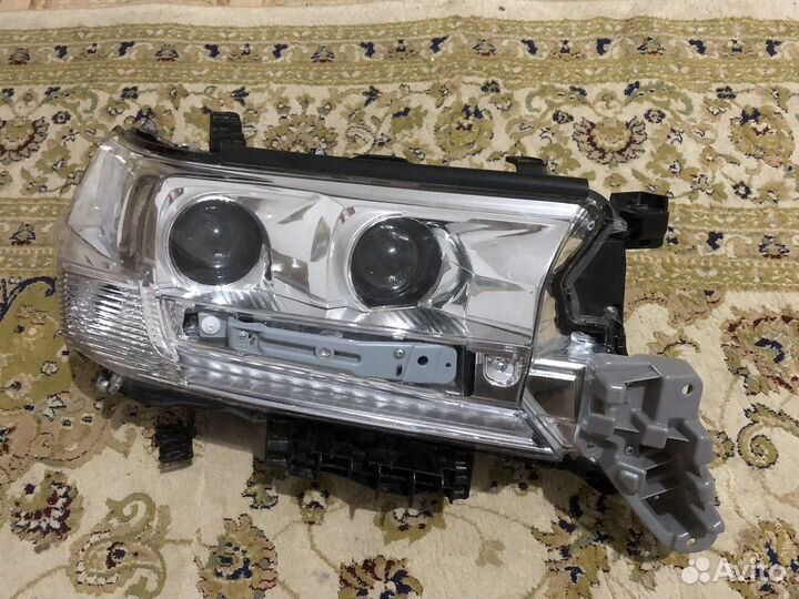 Правая фара на toyota land cruiser 200