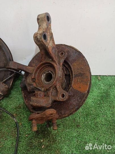 Кулак поворотный левый правый Toyota Avensis 1