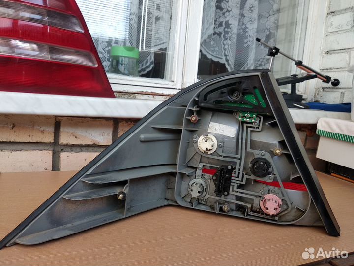 Задний правый фонарь w220