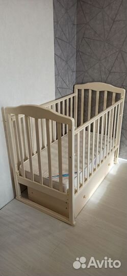 Детская кроватка с маятником и ящиком