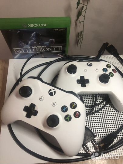 Xbox one s 1tb с игрой + 2 джойстика