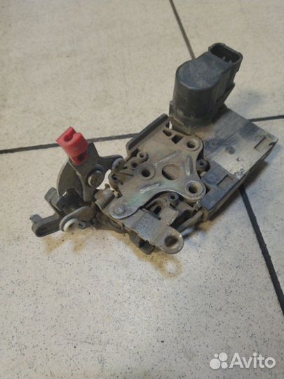 Замок дверной задний левый Chevrolet Blazer