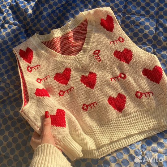 Свитер вязаный белый с принтом сердечки