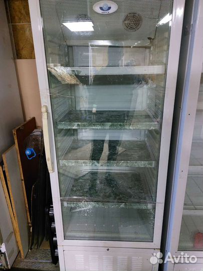 Холодильник и стелаж