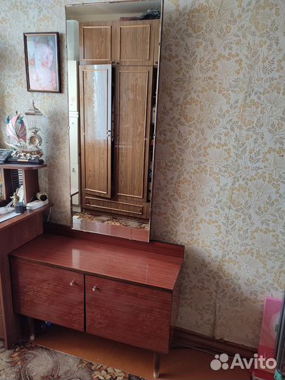 Трюмо с зеркалом