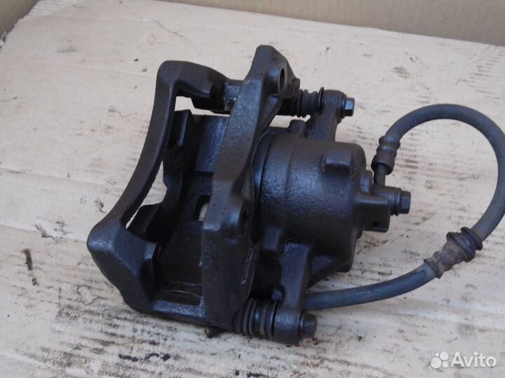 Суппорт передний правый Ниссан Альмера н16