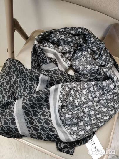 Платок guess