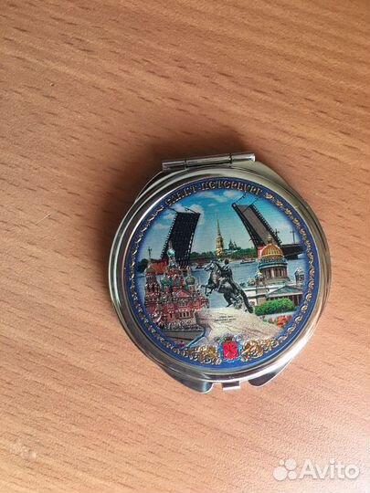 Сувенирное зеркальце с видом Санкт-Петербурга