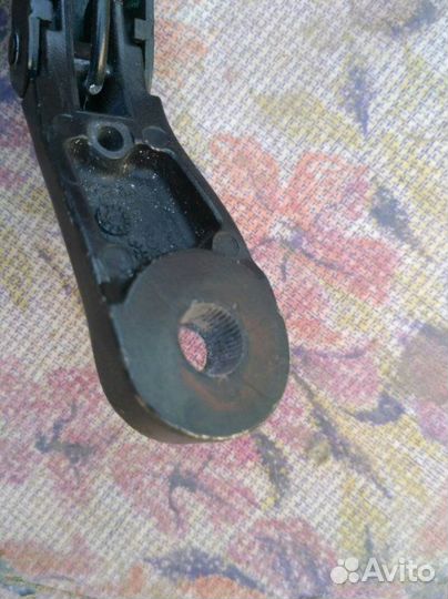 Поводок стеклоочистителя передний правый