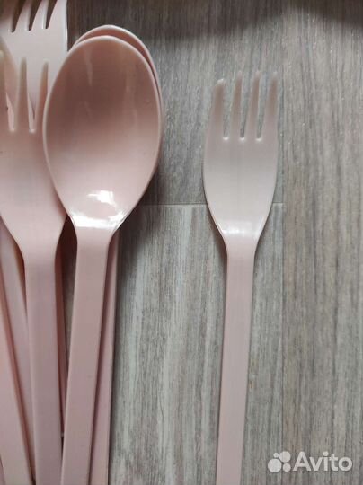 Набор посуды пластиковый в контейнере