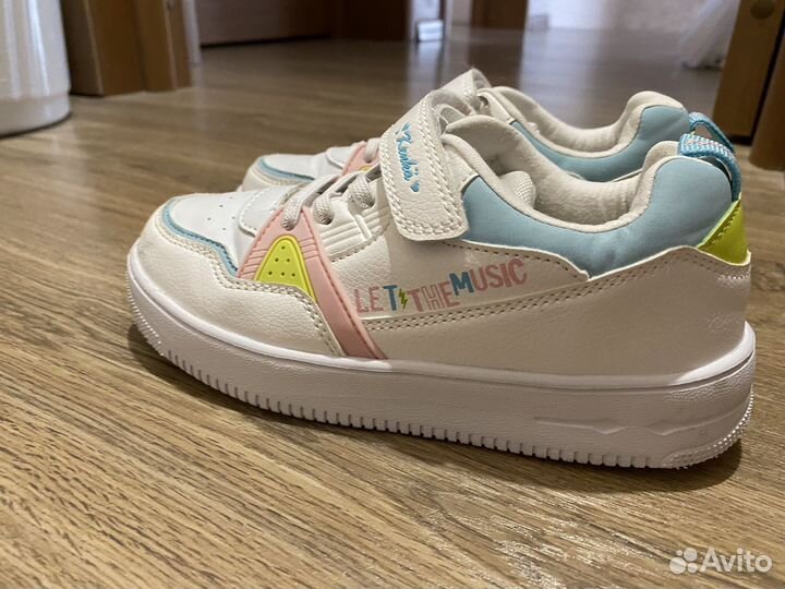 Обувь на девочку кроссовки