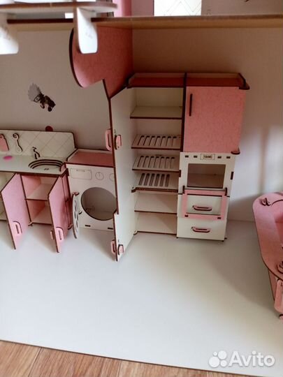 Большой кукольный домик с мебелью