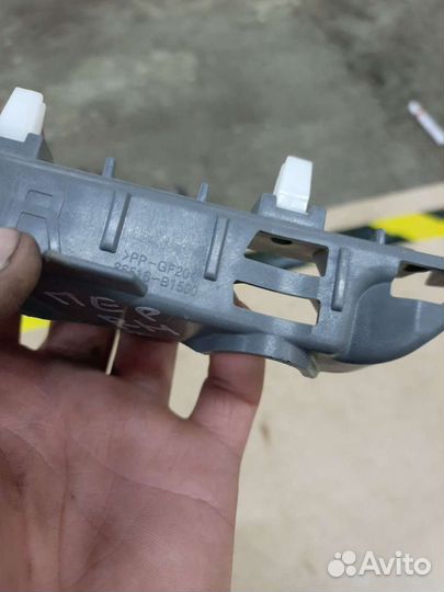 Hyundai genesis кронштейн правый передний