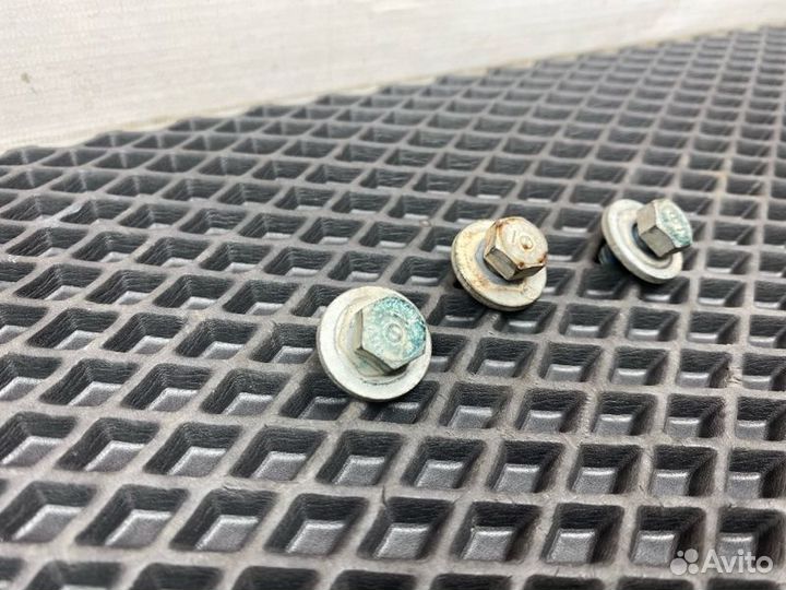 Болты крепления теплового экрана катализатора