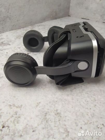Очки виртуальной реальности с наушниками