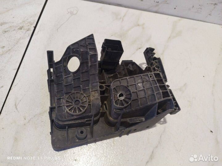 Кронштейн (крепление) Skoda Octavia 2 (A5) рест