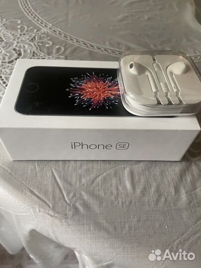 Коробка apple от iPhone SE
