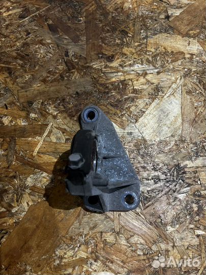 Кронштей подвесного подшибника Рено Меган 2