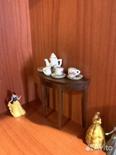 Столик с посудой