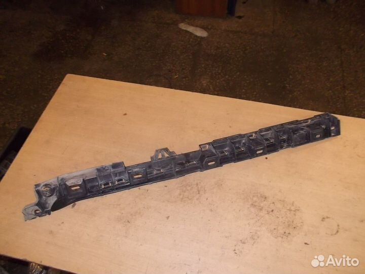 Кронштейн крепления накладки порога задний правый