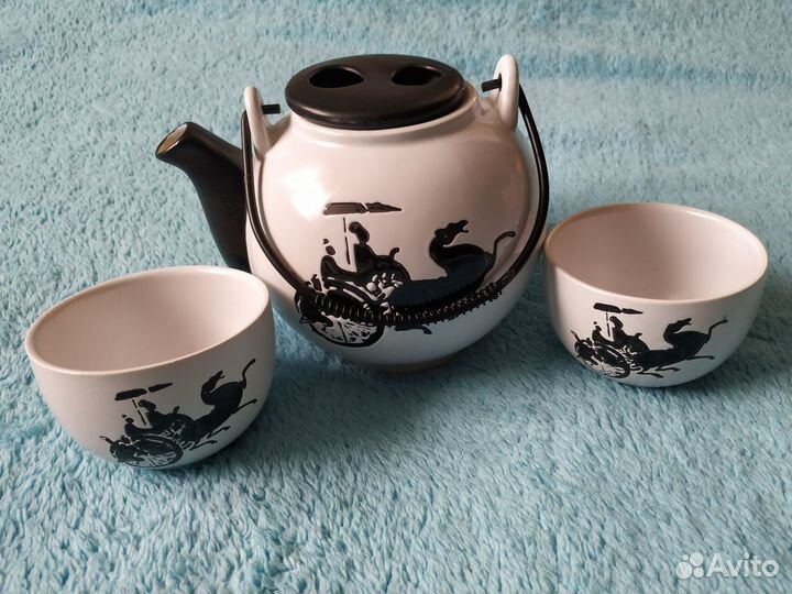 Чайник и чашки