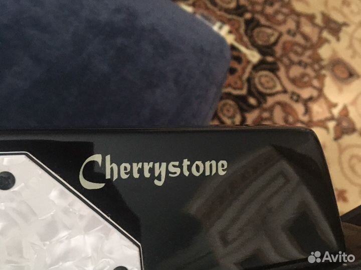 Безголовая бас гитара