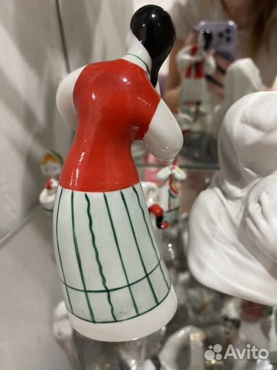 Девушка расчёсывает косу Полонне фарфор статуэтка