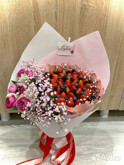 Фруктовые букеты из клубники и корзины