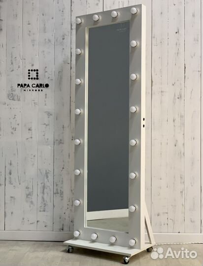 Гримерное зеркало с лампочками